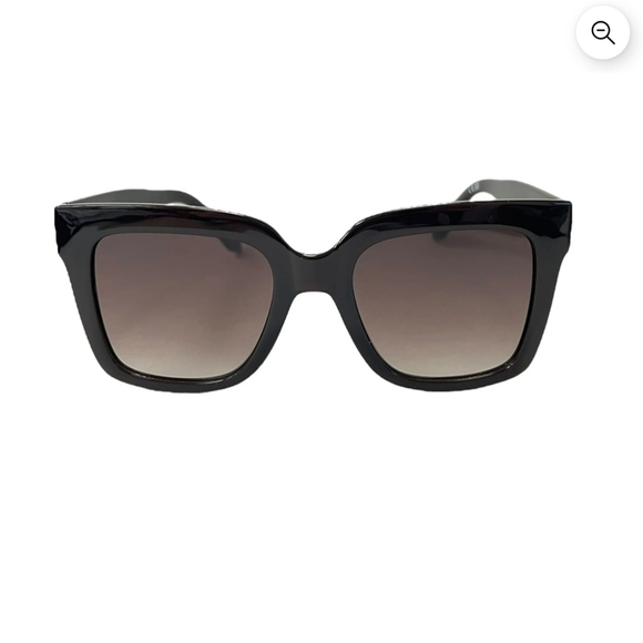 GUAY Accessories - Oversized Black Square Women's Sunglasses with Gradient Lenses